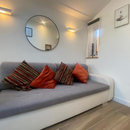 Lovely And Modern Studio Apartment. Borehamwood Bagian luar foto