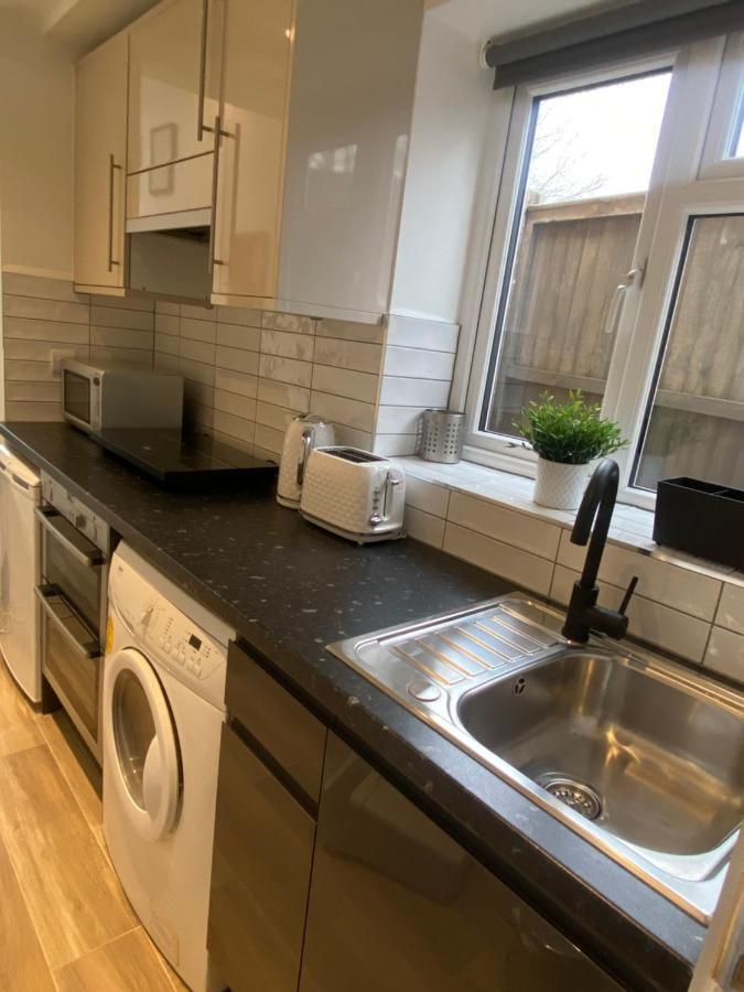 Lovely And Modern Studio Apartment. Borehamwood Bagian luar foto