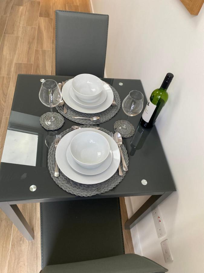 Lovely And Modern Studio Apartment. Borehamwood Bagian luar foto