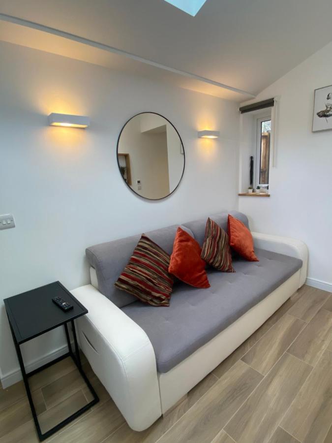 Lovely And Modern Studio Apartment. Borehamwood Bagian luar foto
