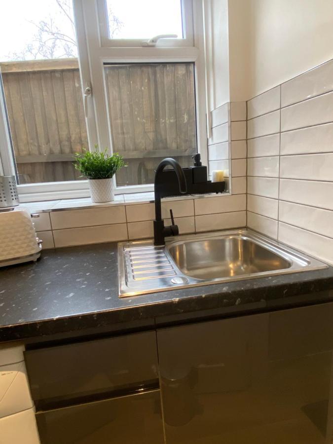 Lovely And Modern Studio Apartment. Borehamwood Bagian luar foto