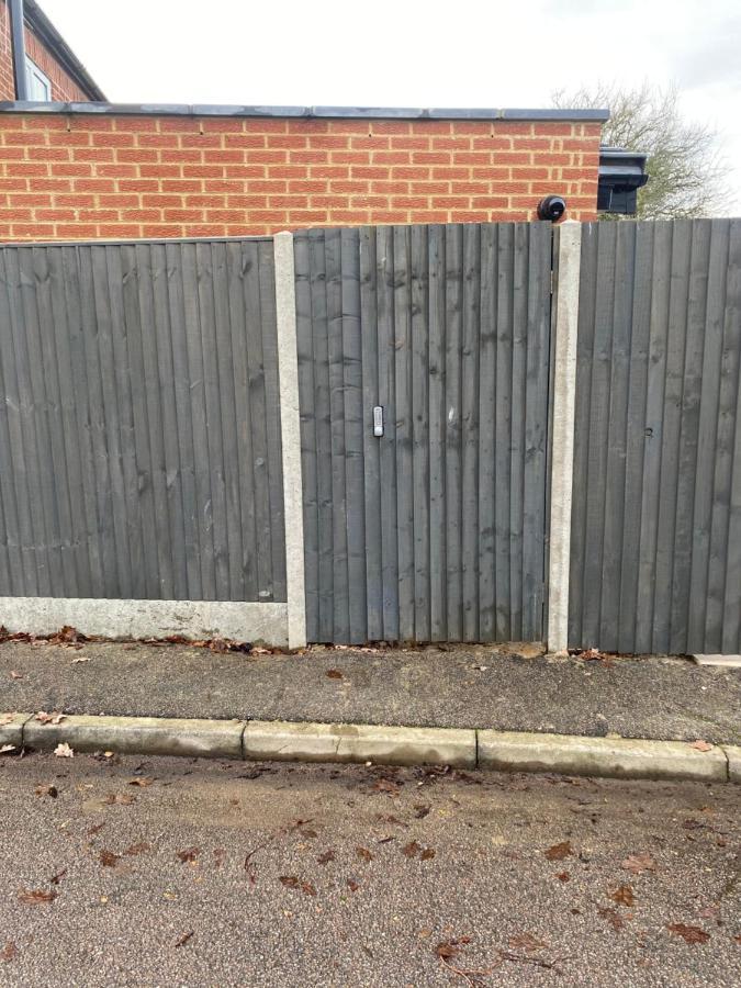 Lovely And Modern Studio Apartment. Borehamwood Bagian luar foto