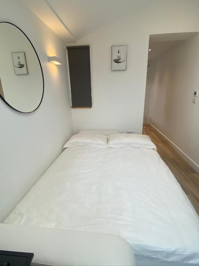 Lovely And Modern Studio Apartment. Borehamwood Bagian luar foto