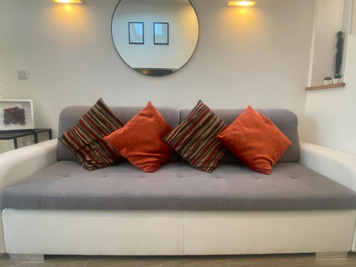 Lovely And Modern Studio Apartment. Borehamwood Bagian luar foto
