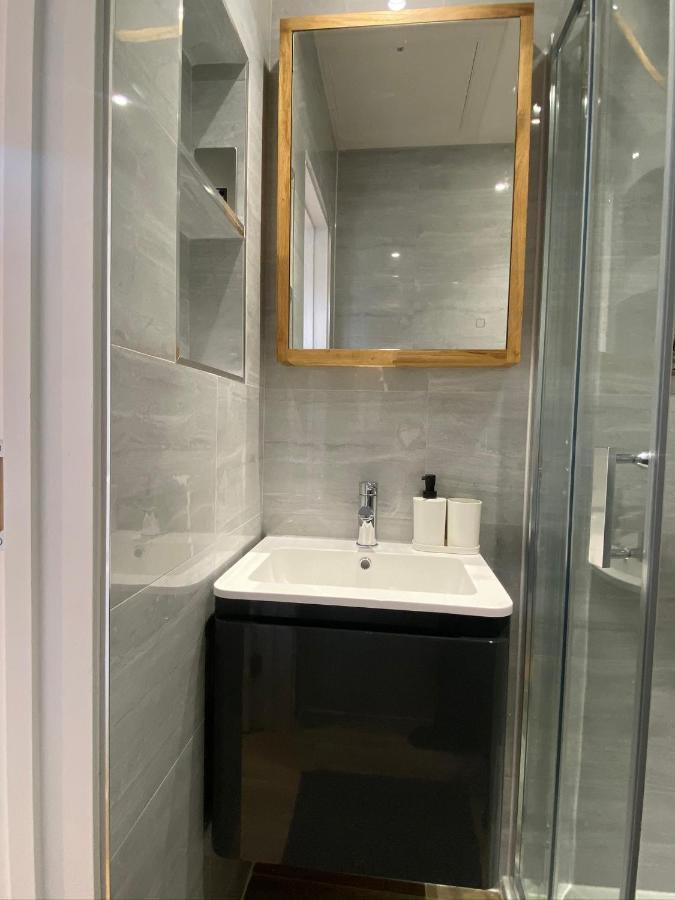 Lovely And Modern Studio Apartment. Borehamwood Bagian luar foto