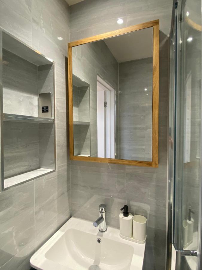 Lovely And Modern Studio Apartment. Borehamwood Bagian luar foto