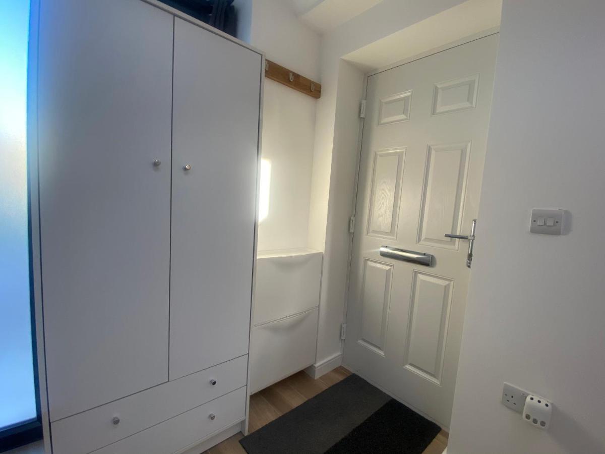 Lovely And Modern Studio Apartment. Borehamwood Bagian luar foto