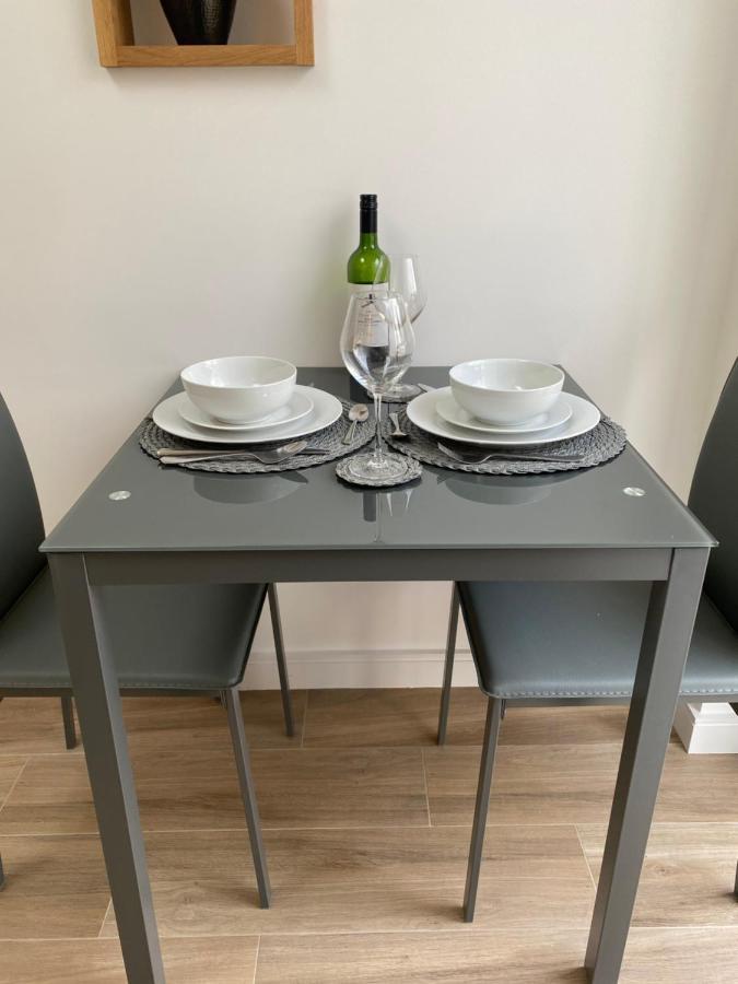 Lovely And Modern Studio Apartment. Borehamwood Bagian luar foto