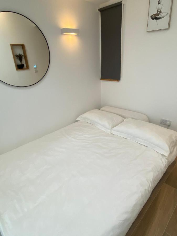 Lovely And Modern Studio Apartment. Borehamwood Bagian luar foto