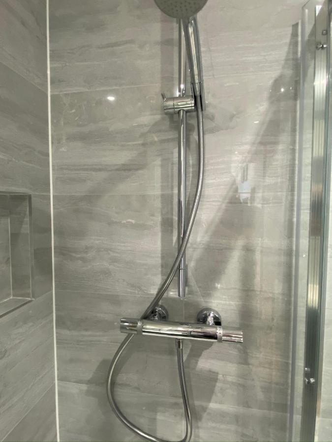 Lovely And Modern Studio Apartment. Borehamwood Bagian luar foto