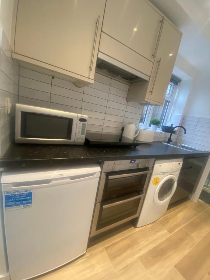 Lovely And Modern Studio Apartment. Borehamwood Bagian luar foto