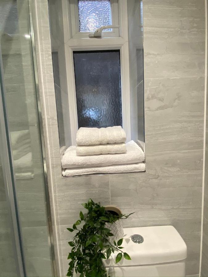 Lovely And Modern Studio Apartment. Borehamwood Bagian luar foto